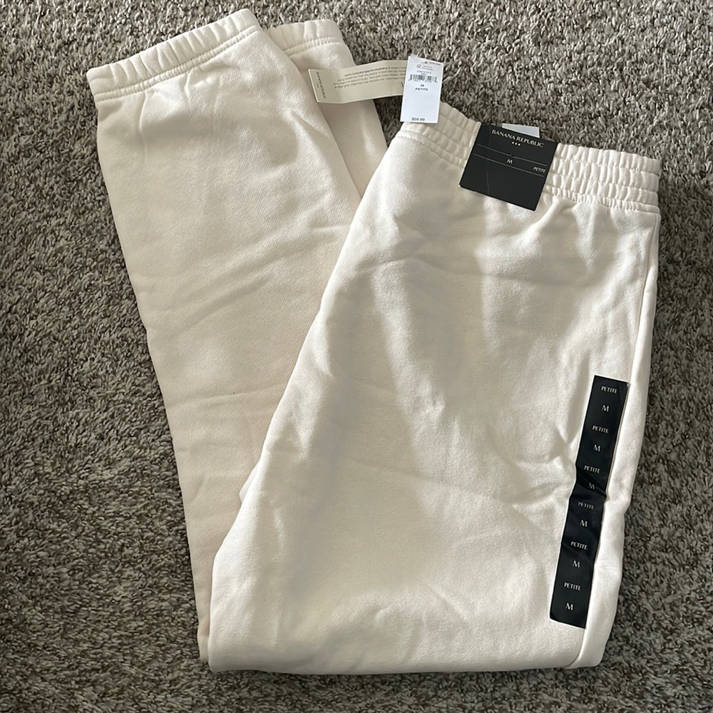 Women’s petite M beige sweat pant